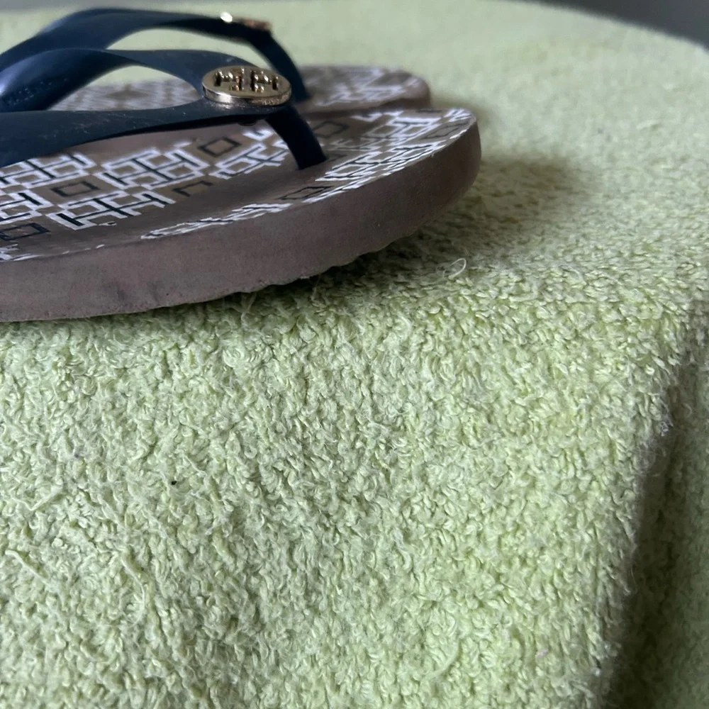 Tory Burch Geometric Print Flip Flops With  navy Blue  Straps. - Picture 4 of 9